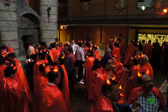 Gäste in Vampirkostümen