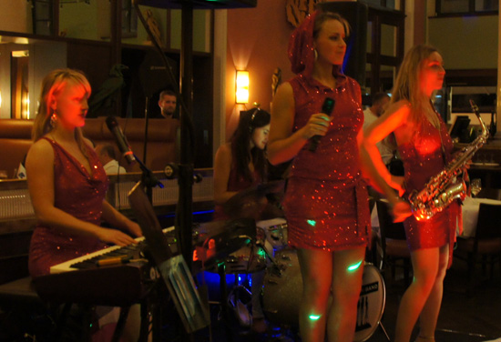Frauenband holt mit flotter Partymusik die Gäste von den Stühlen
