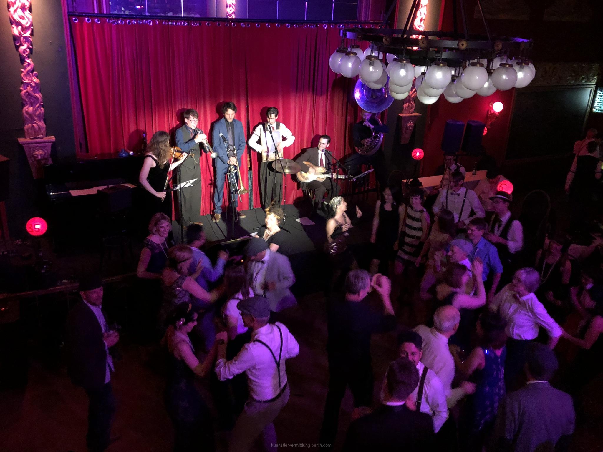 Swingband im Stil der 20er- und 30er-Jahre bei einem Event in Berlin