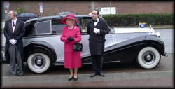 Queen Elisabeth Double with large entourage