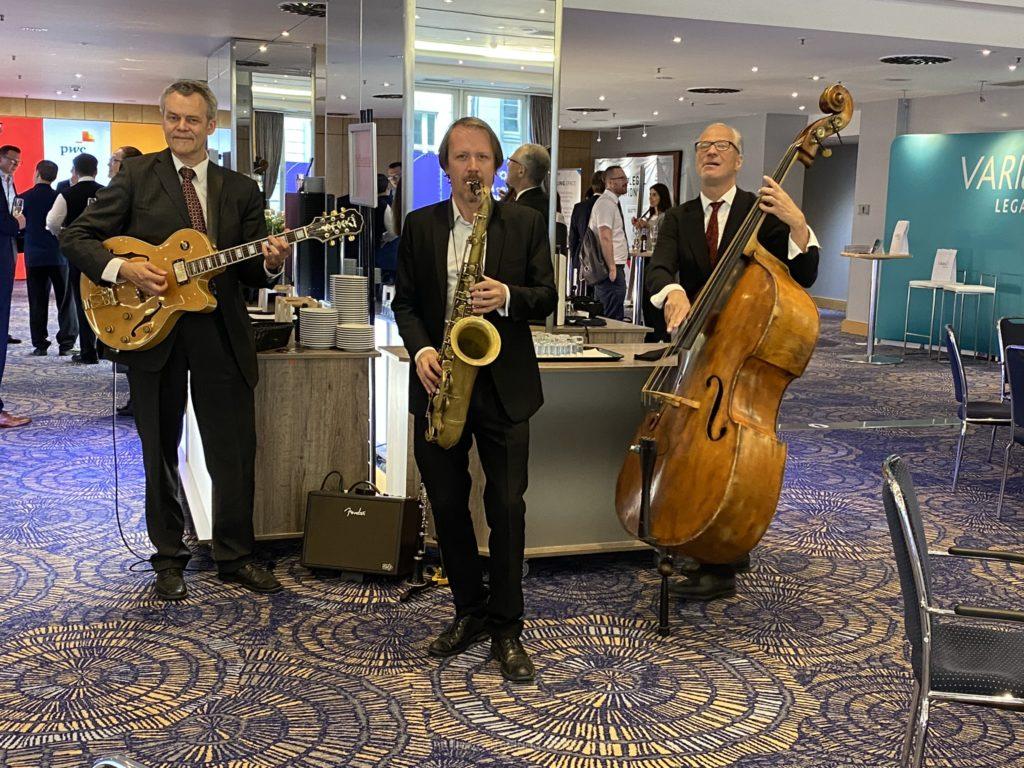 Jazz-trio-berlin-Dinner Jazz Musik Berlin, Jazz Trio Berlin, Pop Jazz, Poptitel im Jazzstil, dezente Hintergrundmusik, Jazz Livemusik, Livemusik für Events, Dinnerunterhaltung, Jazzband Berlin, Konferenzmusik