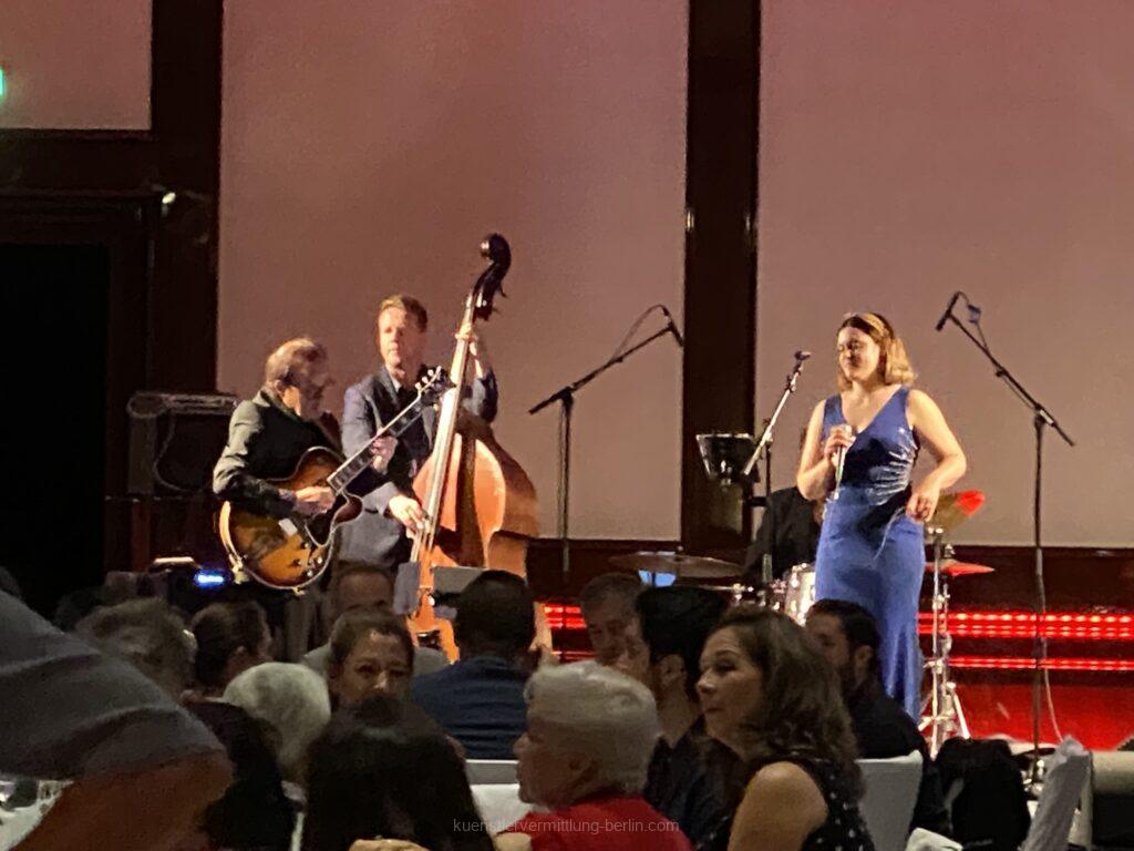 Jazzband mit Sängerin und Musikern bei einer Dinnerveranstaltung in Berlin
