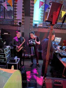 Party-Saxophon-Drums