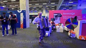 Oktoberfestmusiker-Messe-Berlin Akkordeon auf der Messe gibt Oktoberfest-Feeling