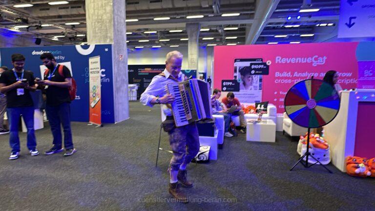 Oktoberfestmusiker-Messe-Berlin Akkordeon auf der Messe gibt Oktoberfest-Feeling