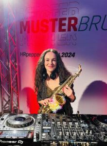 DJANE und Saxophonistin in einer Person