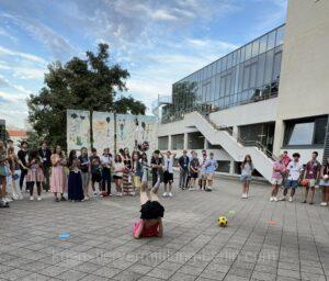 Fußball-Freestyler zeigt spektakuläre Balltricks auf Event in Berlin