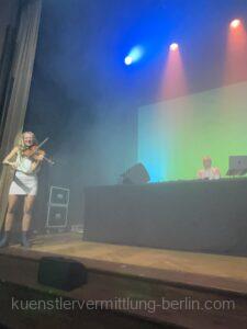 DJ Plus Show Berlin: DJane, Sängerin & Pop-Violinistin kombiniert Lounge-Musik und Partyhits live für Events.