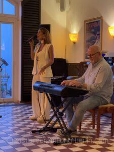 Internationale Partysängerin Sara aus Berlin singt Chansons, Pop und Partyhits live auf Ihrem Event.