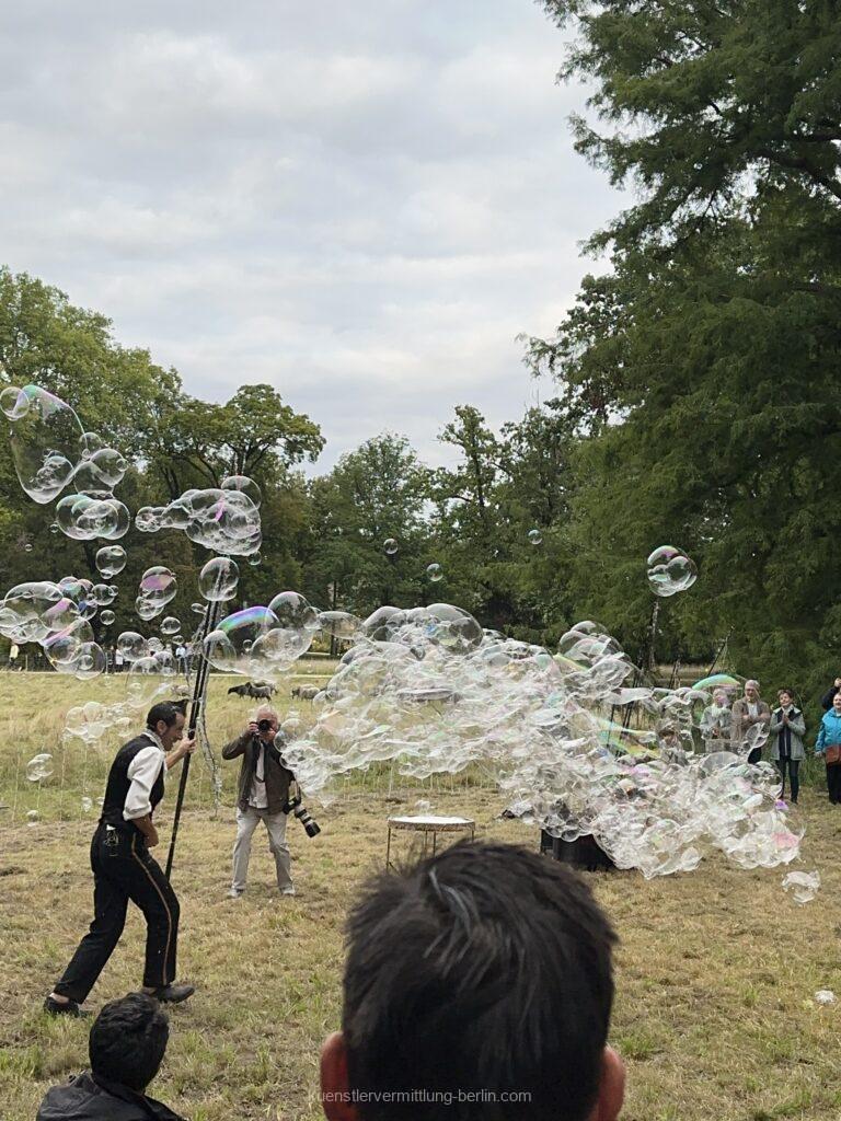 Seifenblasenshow im Freien mit schillernden, windbeständigen Riesenblasen für Open-Air-Events und Festivals