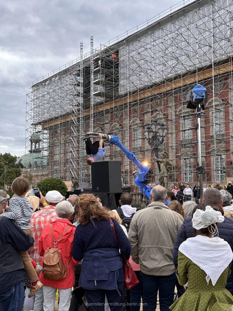 Tänzer performen mit modernster Robotik und elektronischen Effekten – Symbiose aus Tanz, Technik und futurischem Entertainment für Events