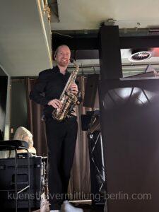 DJ & Saxophon-Kombo sorgt im Le Panther Frankfurt für Lounge-Atmosphäre und ausgelassene Partystimmung