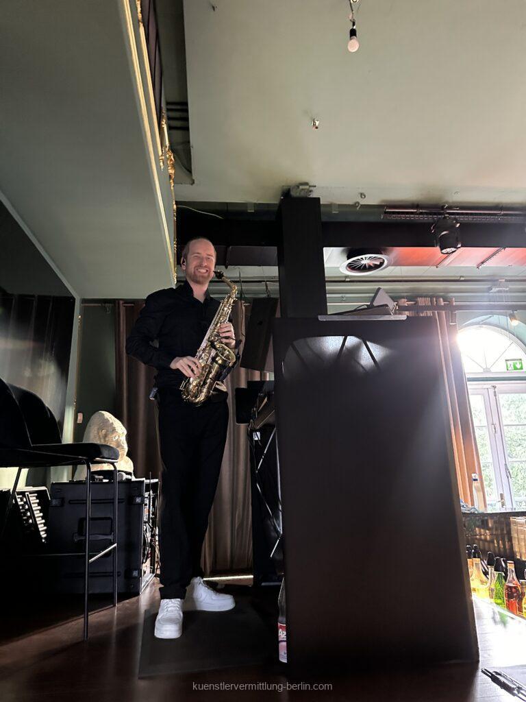 Partysaxophon und DJ sorgt für Stimmung am Abend Mitarbeiterparty Event