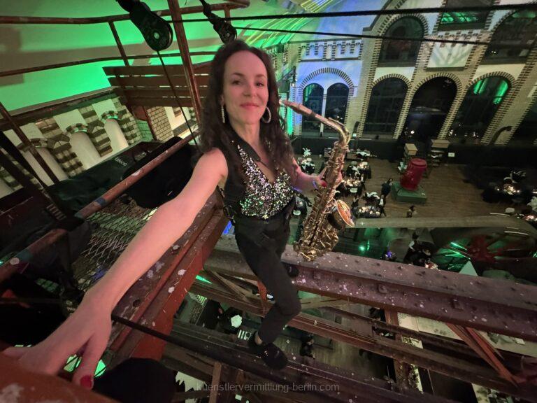 Flying Saxophone Show at Wasserwerk Berlin – Musicians in Mid-Air