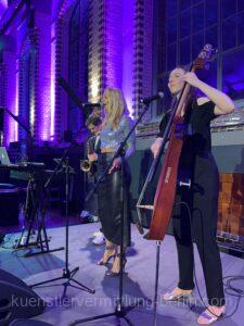 Professional party and lounge trio with female vocalist inspiring guests at Wasserwerk Berlin during an exclusive conference with elegant live music ranging from lounge to crossover.
