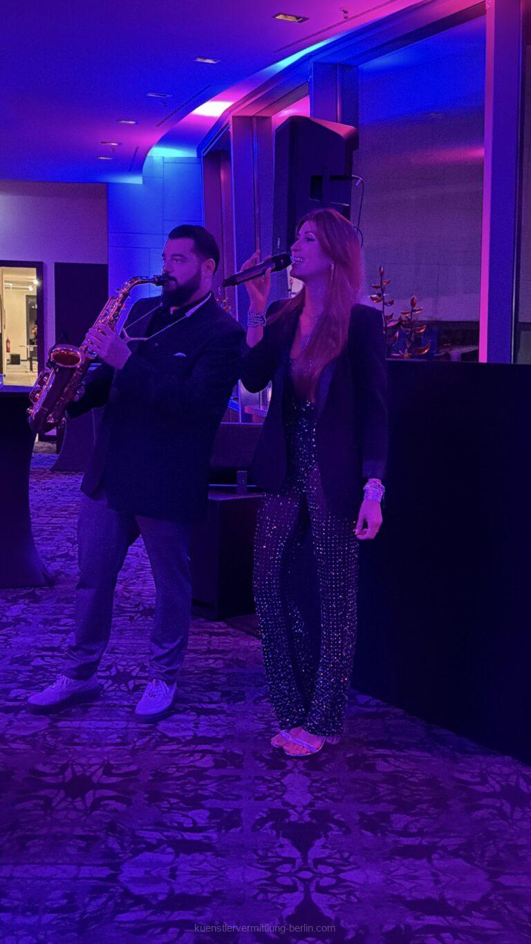 DJ Plus Entertainment Show mit Sängerin und Saxophonist begeistert 200 Gäste beim BRZ Mittelstand Forum 2025 im Andel’s Hotel Berlin