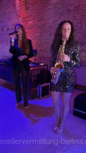 Strong female vocals for lounge, dinner & party sets.