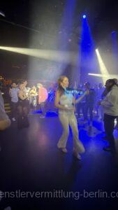 LED Laser Violin Show Berlin – Violinist with laser effects and club beats on event stage