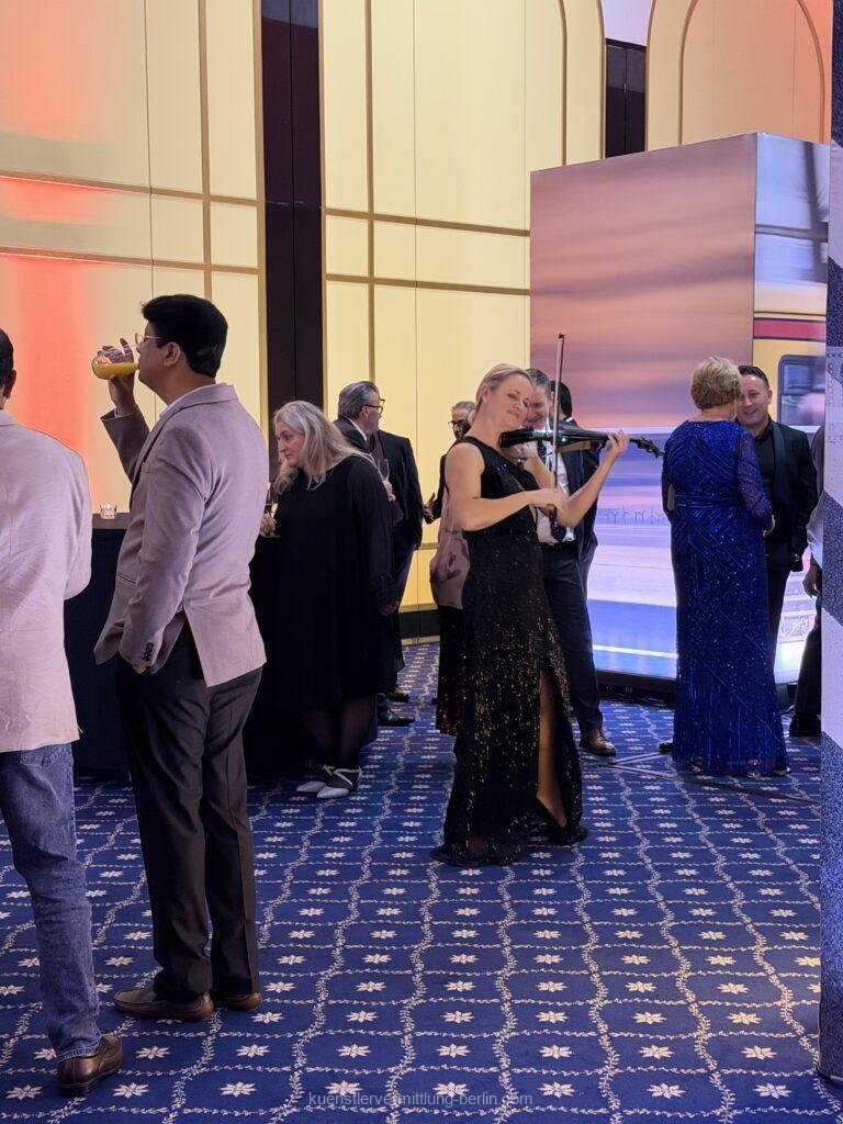 E-Violinenshow im JW Marriott Hotel Berlin bei einem exklusiven Bentley-Event mit internationalem Publikum