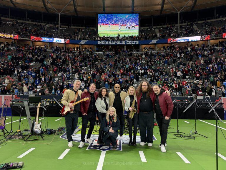 Partyband und Straßenkünstlerinnen von Künstlervermittlung Berlin begrüßen 72.000 NFL-Fans im Olympiastadion Berlin mit Live-Musik und Show-Entertainment