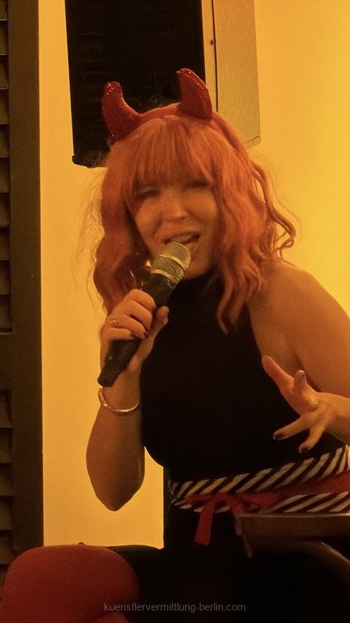 Sängerin begeistert Gäste mit internationalen Partyhits bei Sommer-Event am Schielowsee in Werder