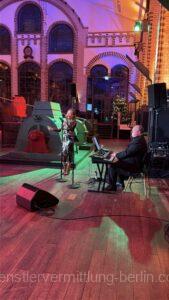 Singing and musician duo from Berlin - live performance for company parties, galas and exclusive events