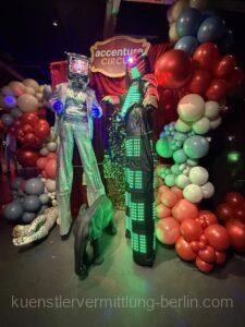 Partyentertainment mit LED Stelzenfiguren und silbernerer Computerkopf Stelzenfigure