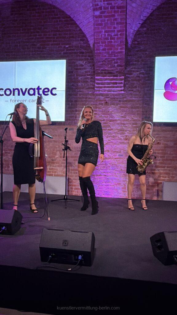 Live party band from Berlin with saxophonist, cellist and singer wows guests with a flexible performance and energetic atmosphere at an exclusive event