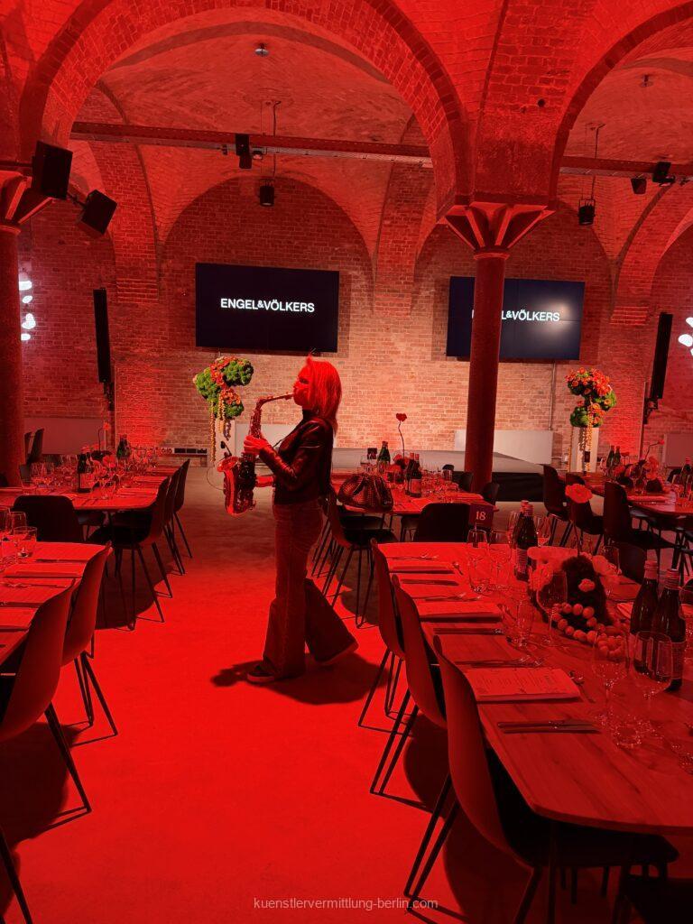 DJ Plus saxophonist delights guests at a company party at Deep Berlin and creates an exuberant party atmosphere