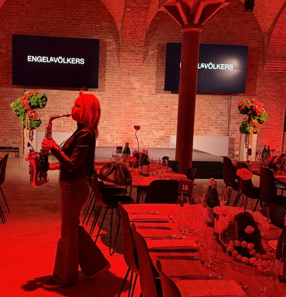 DJ Plus Saxophonistin begeistert Gäste bei Firmenfeier im Deep Berlin und sorgt für ausgelassene Partystimmung