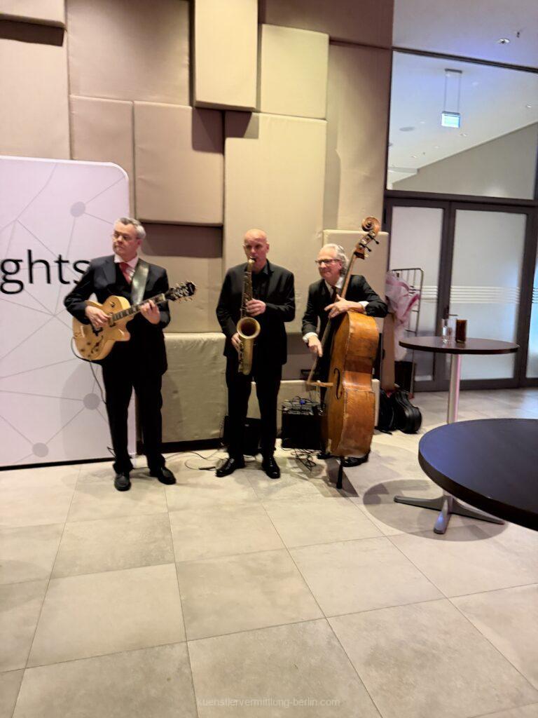 Jazz Trio accompanies reception, cocktail and dinner at the Steigenberger Berlin with subtle live jazz music