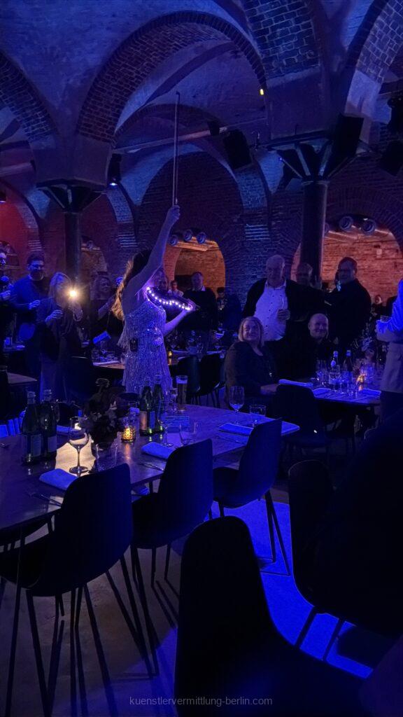 LED violinist delights guests at the Fructinale Berlin