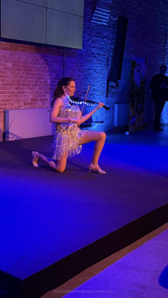 LED violinist delights guests at the Fructinale Berlin
