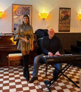 Singer with pianist as party band at the Schwielowsee Resort Hotel creates a great atmosphere and dance floor at the event