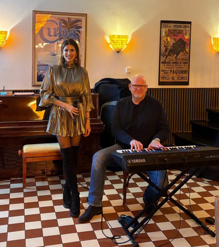 Sängerin mit Pianistin als Partyband im Schwielowsee Resort Hotel sorgt für Stimmung und Tanzfläche bei Event