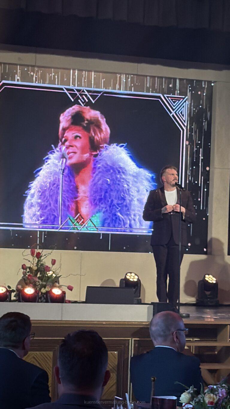 Vocal impersonator at event honors with deceptively real voice of well-known stars