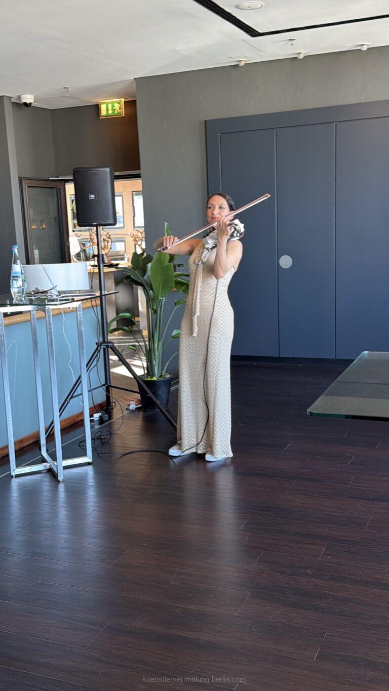 E-violinist at the exclusive Barings dinner at Hugos Berlin with international guests