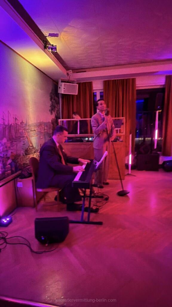 Swing Orchester und der bekanntste Sänger der Stadt unterhalt mit Stepeinlagen und ausgefellenen Songs aus der Swing Epoche