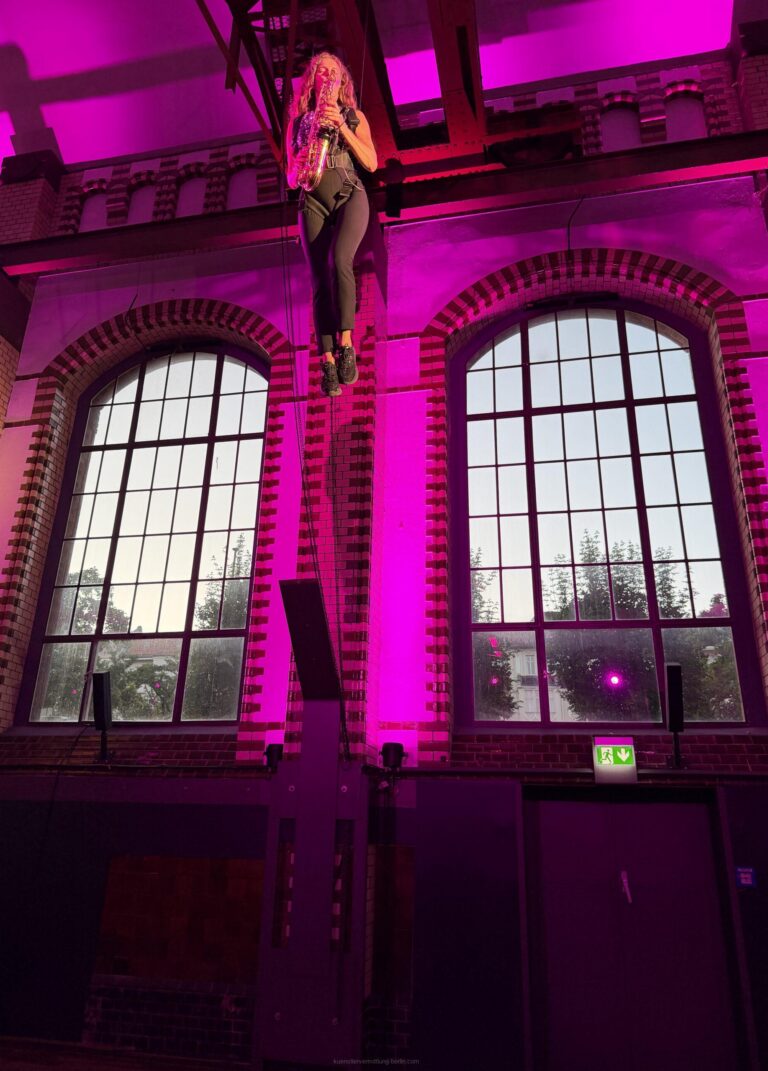 Flying Saxophonistin spielt Clubhits auf den historischen Turbinenrädern des Wasserwerks Berlin.