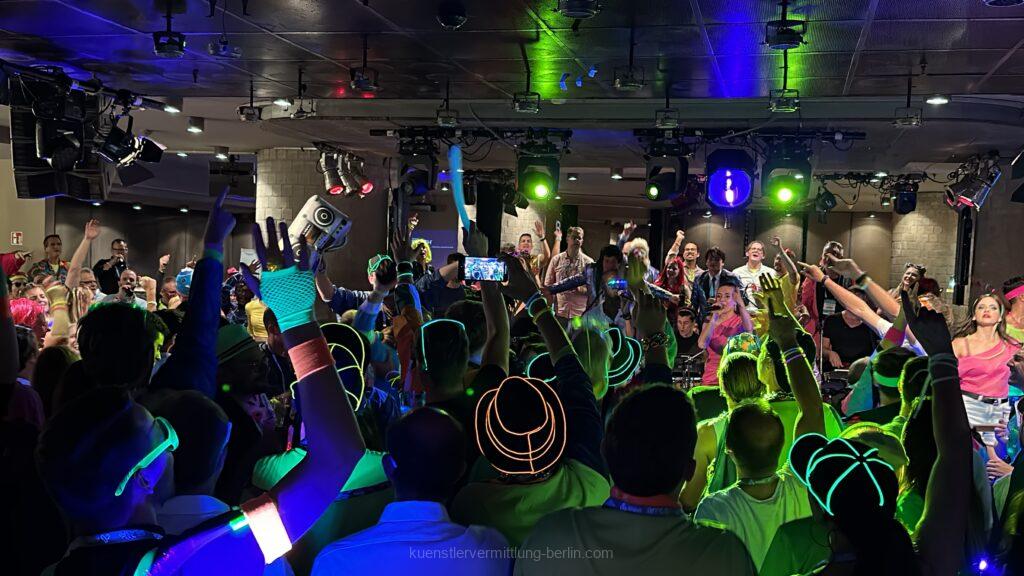 Partyband Berlin mit Neon-Shirts und 80er Jahre Brillen beim Corporate Event im Bricks Berlin