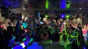 Partyband Berlin mit Neon-Shirts und 80er Jahre Brillen beim Corporate Event im Bricks Berlin
