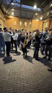 Saxophonistin im 20er Jahre Stil beim Welcome-Empfang in Berlin