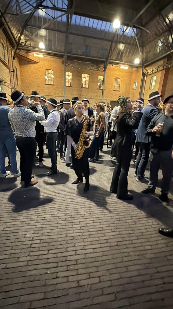 Saxophonistin im 20er Jahre Stil beim Welcome-Empfang in Berlin