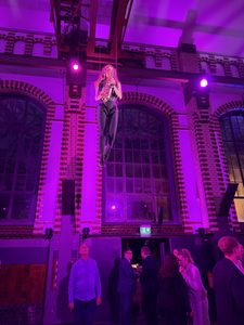 Flying Saxophon Show Berlin – Saxophonistin in 15 Metern Höhe