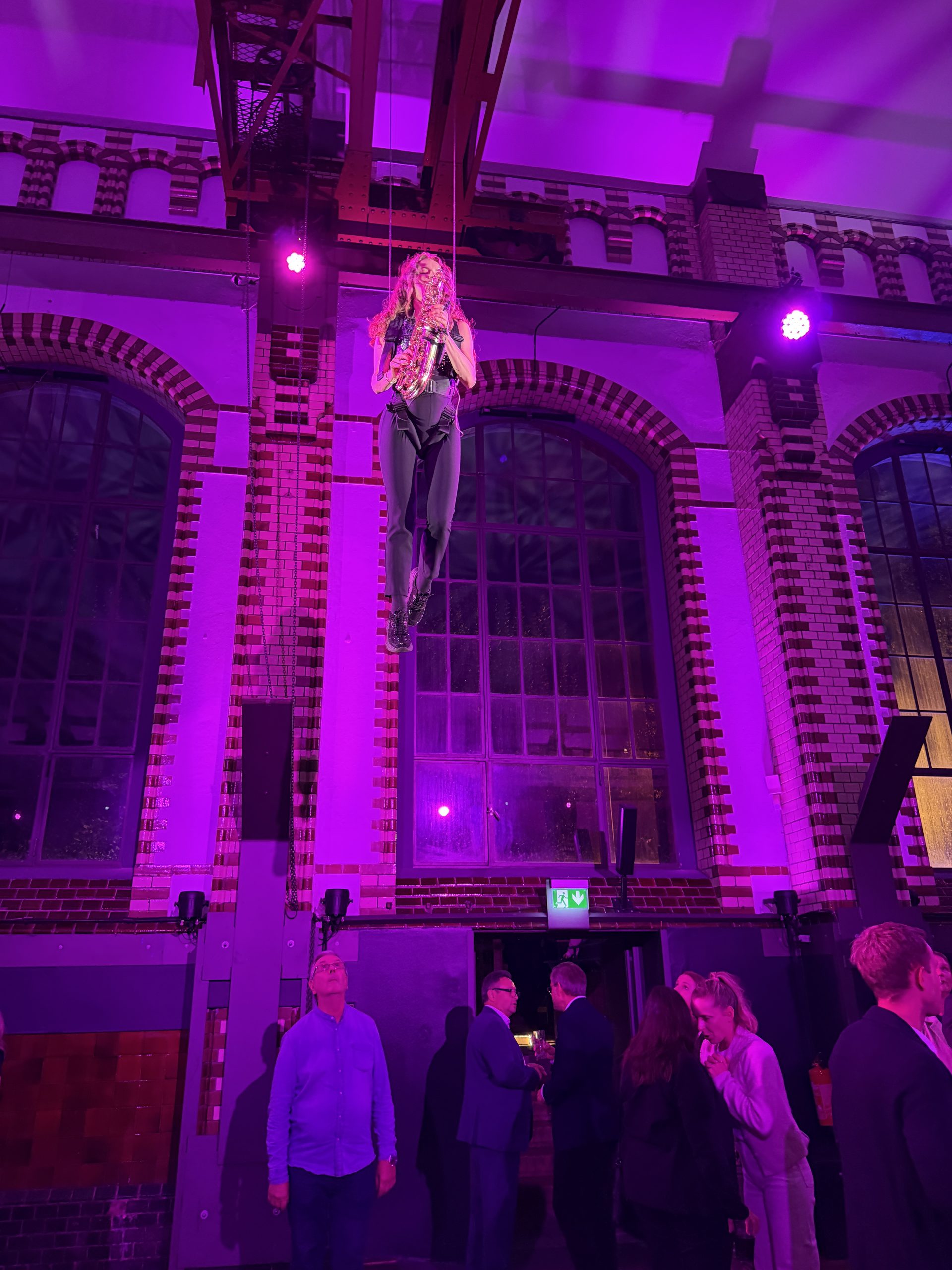 Flying Saxophone Show Berlin – Saxophonist 15 meters above the ground