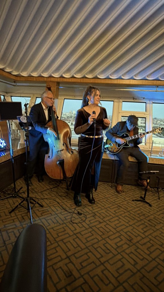 # Captain’s Dinner zur InnoTrans Berlin – Live-Musik über den Dächern der Hauptstadt
**Ein außergewöhnlicher Veranstaltungsort, ein spektakulärer Sonnenuntergang über Berlin und eine Live-Band, die für beste Stimmung sorgte: Anlässlich der InnoTrans Berlin durften wir für HOPPECKE bereits zum dritten Mal das Captain’s Dinner im Funkturmrestaurant Berlin musikalisch begleiten.**
## Ein besonderer Messeabend im Funkturmrestaurant Berlin
Die InnoTrans gehört zu den bedeutendsten internationalen Fachmessen in Berlin. Wenn nach einem intensiven Messetag Kunden, Geschäftspartner und internationale Gäste zusammenkommen, spielt neben der Location auch die richtige musikalische Begleitung eine entscheidende Rolle.
Für das Captain’s Dinner von **HOPPECKE** ging es hoch hinaus: ins traditionsreiche Funkturmrestaurant Berlin.
Und Berlin zeigte sich an diesem Septemberabend von einer seiner schönsten Seiten. Während die Sonne langsam über der Hauptstadt unterging, entstand hoch über dem Messegelände eine ganz besondere Atmosphäre.
## Die passende Live-Band für einen internationalen Messeabend
Für die musikalische Begleitung war erneut eine unserer erfolgreichen und beliebten Live-Bands im Einsatz.
Bei einem Corporate Event wie diesem kommt es auf das richtige Gespür für den Verlauf des Abends an. Die Musik soll zunächst Atmosphäre schaffen und Gespräche begleiten – und später darf aus einem eleganten Dinner ein beschwingter Abend werden.
Unsere Musiker verstanden es auch dieses Mal, sich auf die internationalen Gäste und die jeweilige Stimmung einzustellen. Mit einem vielseitigen Repertoire und viel Erfahrung entstand genau die Mischung, die einen gelungenen Messeabend ausmacht.
## Bereits zum dritten Mal bei der InnoTrans dabei
Besonders freut uns das langjährige Vertrauen: Bereits zum **dritten Mal** durften wir das Captain’s Dinner von HOPPECKE anlässlich der InnoTrans Berlin musikalisch begleiten.
Für uns ist eine erneute Buchung eines der schönsten Komplimente. Sie zeigt, dass nicht nur die musikalische Qualität stimmt, sondern auch Zuverlässigkeit, Organisation und das Zusammenspiel zwischen Künstlern, Agentur und Kunden.
Und die nächste InnoTrans kann kommen:
**Auch 2028 dürfen wir für HOPPECKE wieder den roten Teppich ausrollen und den Abend musikalisch begleiten.**
Darauf freuen wir uns schon jetzt!
## Impressionen vom Captain’s Dinner in Berlin
Ein kleiner Eindruck von diesem besonderen Septemberabend mit Live-Musik und der einzigartigen Aussicht aus dem Berliner Funkturmrestaurant:
https://vimeo.com/1230690053
## Live-Band und Messeband für Veranstaltungen in Berlin
Ob stilvolle musikalische Begleitung zum Dinner, moderne Lounge-Musik oder eine Band, die im Laufe des Abends für Partystimmung sorgt: Für Messeveranstaltungen und Corporate Events stellen wir die musikalische Besetzung individuell passend zu Veranstaltung, Location und Publikum zusammen.
Als **Künstlervermittlung und Eventagentur in Berlin** vermitteln wir seit vielen Jahren professionelle Live-Bands, Coverbands, Partybands, Jazz- und Lounge-Formationen für Messen, Firmenveranstaltungen, Galas, Empfänge und internationale Corporate Events in Berlin und deutschlandweit.
**Sie suchen eine Live-Band oder Messeband in Berlin?**
Gerne stellen wir Ihnen passend zu Ihrer Veranstaltung verschiedene professionelle Formationen vor.