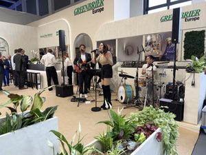 Partyband Berlin mit Sängerin und drei Musikern auf der InnoTrans Messe