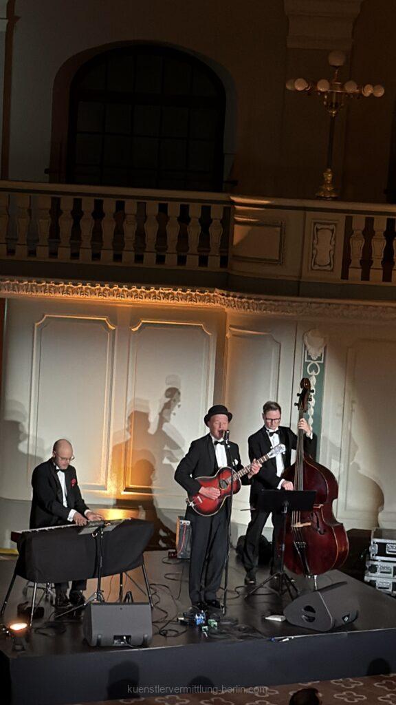 20er Jahre Band im Frack bei einem musikalischen Auftritt im Französischen Dom Berlin