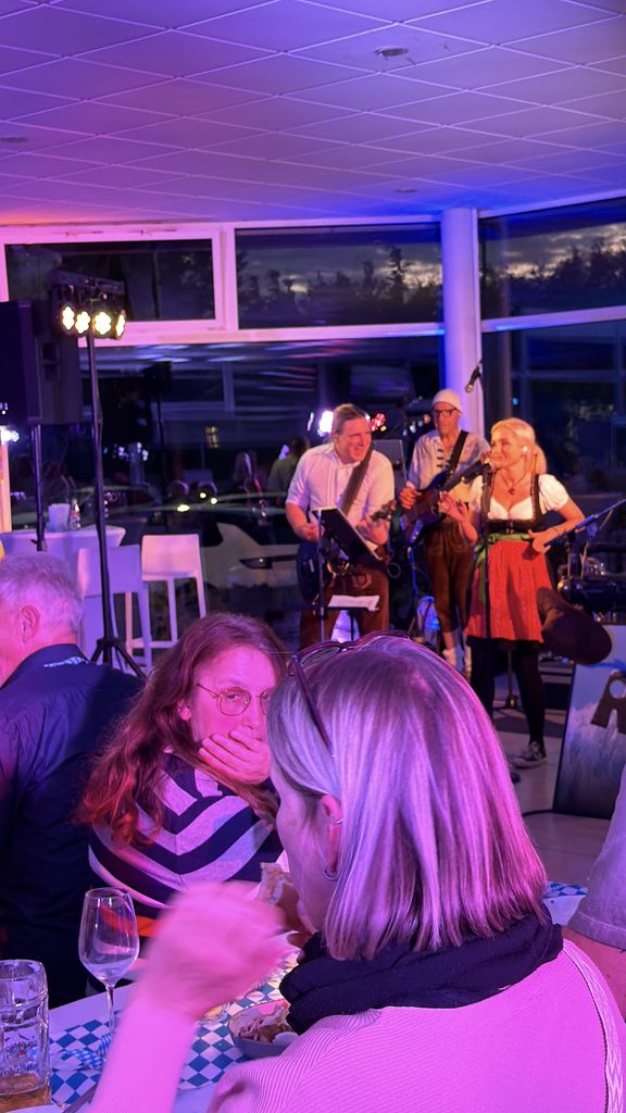 Oktoberfest Partyband live beim Firmenoktoberfest im Autohaus Strauch