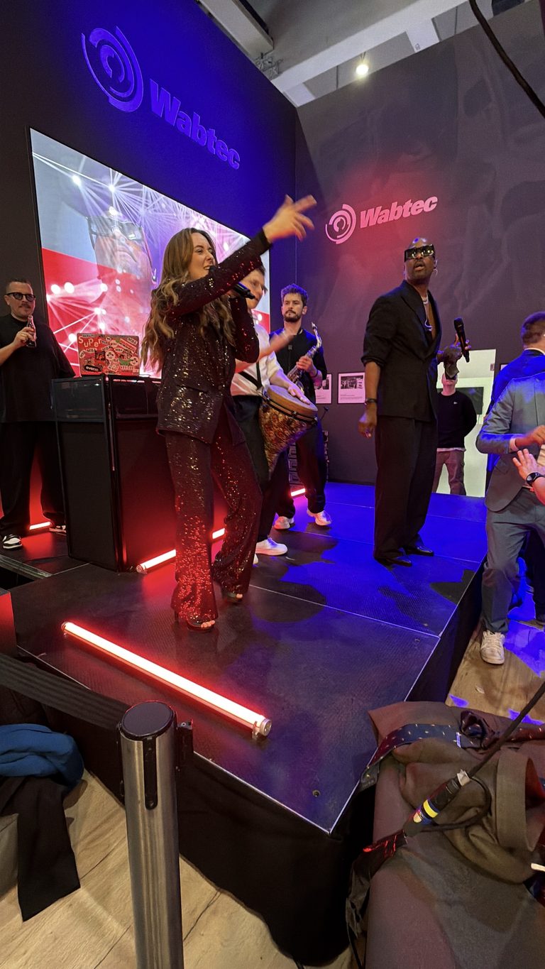 Partyband Berlin als DJ-Plus-Formation mit Sängerin, Sänger, Saxophon und Percussion auf der InnoTrans
